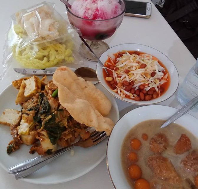 Lotek Kalipah Apo 42 via Instagram.com @tedilaksana, 1. Restoran Braga Permai, 2. Mie Rica Kejaksaan, 3. Soto Ahri Bandung, 4. Kue Balok Cihapit Mang Udju, 5. Warung Taru, 6. Nasi Kuning Sumur Bandung, 7. Warung Utem, 8. Sate Jando, 9. Bubur Ayam Mang H. Oyo, 10. Lontong Sayur Padang Dipatiukur, 11. Kupat Tahu Lontong Kari Cicendo, 12. Bubur Ayam Jalaprang, 13. Sate Hadori, 14. Soto Ojolali, 15. Bubur Ayam Gibbas, 16. Kue Ape Family, 17. Kolak Campur Ibu Sari, 18. Kembang Tahu Alkateri, 19. Bubur Ayam Kang Dedi, 20. Bubur Ayam H Amid, 21. Restoran Kehidupan Tidak Pernah Berakhir, 22. Batagor Haji Yunus, 23. Sari Sari – Aneka Kue Jajan Pasar, 24. Soto Sedap Boyolali, 25. Lontong Kari Ayam Bu Sri, 26. Lotek Kalipah Apo 42, 27. Nasi Goreng Aep’s, 28. Bubur Ayam Serburame, 29. Gudeg Jogja, 30. Toko Roti & Kuweh Sidodadi (Toko Sidodadi Roti & Kue), 31. Bubur Ayam Bejo, 32. Gado-Gado Teuku Angkasa / Gado-Gado Tengku Angkasa, 33. Warung Nasi SPG, 34. Warung Nasi Ibu Imas, 35. Roti Gempol, 36. Lotek Mahmud, 37. Cafe Madtari, 38. Warung Kopi Purnama, 39. Kupat Tahu Gempol, 40. Lontong Kari Kebon Karet, 41. Warung Bu Eha, 42. Surabi Cihapit