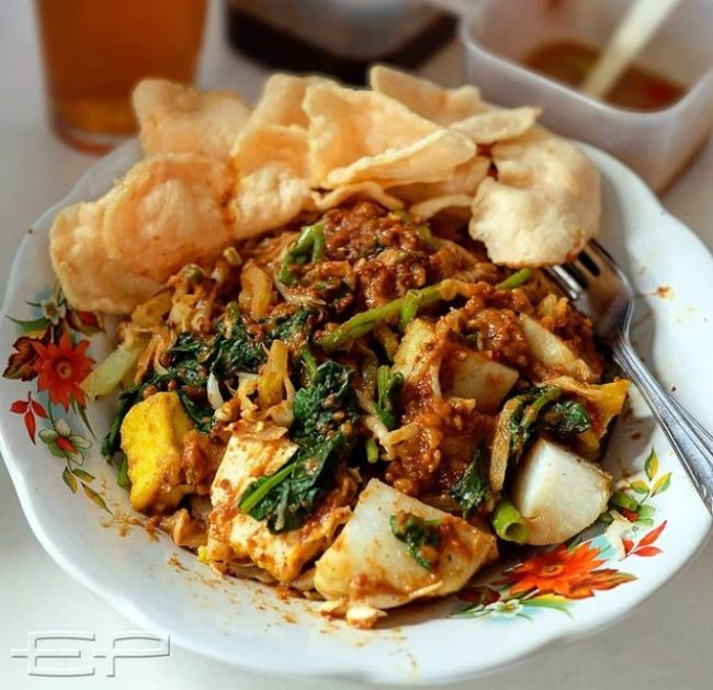 Lotek Mahmud via Instagram.com @e_ndro, 1. Restoran Braga Permai, 2. Mie Rica Kejaksaan, 3. Soto Ahri Bandung, 4. Kue Balok Cihapit Mang Udju, 5. Warung Taru, 6. Nasi Kuning Sumur Bandung, 7. Warung Utem, 8. Sate Jando, 9. Bubur Ayam Mang H. Oyo, 10. Lontong Sayur Padang Dipatiukur, 11. Kupat Tahu Lontong Kari Cicendo, 12. Bubur Ayam Jalaprang, 13. Sate Hadori, 14. Soto Ojolali, 15. Bubur Ayam Gibbas, 16. Kue Ape Family, 17. Kolak Campur Ibu Sari, 18. Kembang Tahu Alkateri, 19. Bubur Ayam Kang Dedi, 20. Bubur Ayam H Amid, 21. Restoran Kehidupan Tidak Pernah Berakhir, 22. Batagor Haji Yunus, 23. Sari Sari – Aneka Kue Jajan Pasar, 24. Soto Sedap Boyolali, 25. Lontong Kari Ayam Bu Sri, 26. Lotek Kalipah Apo 42, 27. Nasi Goreng Aep’s, 28. Bubur Ayam Serburame, 29. Gudeg Jogja, 30. Toko Roti & Kuweh Sidodadi (Toko Sidodadi Roti & Kue), 31. Bubur Ayam Bejo, 32. Gado-Gado Teuku Angkasa / Gado-Gado Tengku Angkasa, 33. Warung Nasi SPG, 34. Warung Nasi Ibu Imas, 35. Roti Gempol, 36. Lotek Mahmud, 37. Cafe Madtari, 38. Warung Kopi Purnama, 39. Kupat Tahu Gempol, 40. Lontong Kari Kebon Karet, 41. Warung Bu Eha, 42. Surabi Cihapit