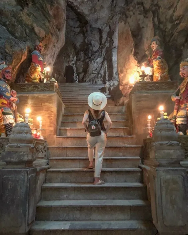 Marble Mountains, 1. Halong Bay, 2. Ho Tay Water Park, 3. St Joseph Cathedral, 4. Xeo Quyt Forest, 5. War Remnants Museum, 6. Municipal Beach, 7. Hoa Lo Prison Museum, 8. Hanoi Old Citadel, 9. Hang Bac Temple, 10. Hoan Kiem Lake, 11. Nha Trang, 12. Vietnam Military History Museum, 13. Turtle Tower, 14. Hoi An, 15. Kota Ho Chi Minh, 16. Ba Na Hills, 17. Sa Pa Terraces, 18. Kota Hue, 19. Marble Mountains, 20. Con Dao Beach, 21. Hoi An, 22. Ba Be Lake, 23. Saigon Zoo, 24. Cat Ba, 25. Vinpearl Land, 26. Sapa, 27. Can Tho, 28. Pham Ngu Lao Street, 29. Pulau Phu Quoc, 30. Ban Gioc Detian, 31. The Sand Dunes, 32. Monument Hue, 33. Pagoda Jade Emperor, 34. Thien Mu Pagoda, 35. Taman Nasional Phong Nha-Ke Bang
