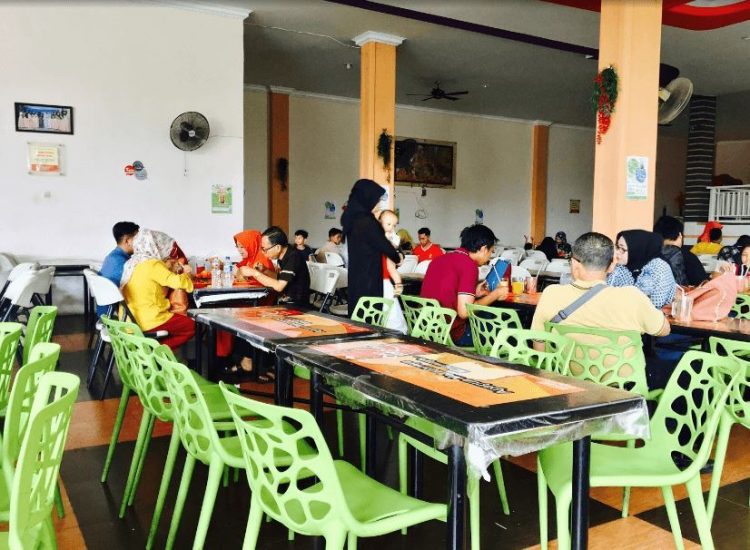 Mie Aceh Titi Bobrok, 1. Soto Kesawan Enak Tenan, 2. Mie Ayam Jamur Kumango, 3. Warkop Elisabeth (Tutup), 4. Lontong Kak Lin, 5. Mie Balap Wahidin, 6. Restoran Tabona, 7. Tip Top Restoran, 8. Sop Sumsum Langsa, 9. Seafood jalan Wajir, 10. Mie Aceh Titi Bobrok, 11. Ayam Pepes Medan, 12. Rumah Makan Pohon Pisang, 13. Mie Ayam Jamur Amigos, 14. Jambul Seafood, 15. Nasi Ayam Mama Koki, 16. Cha Sio Afoek 88, 17. Fuk Yen Cheong Fun, 18. Rumah Makan Sipirok, 19. OnDo Grill Batak, 20. Bihun Bebek Kumango, 21. Sate Memeng, 22. Restoran Nelayan, 23. Medan Walk, 24. RM. Sinar Pagi, 25. Socrates Vegan, 26. Dim Sum Ayong, 27. Tongs Soy Milk & Beancurd, 28. Pondok Lesehan Keluarga Sedap Mantap, 29. Daebak Korean BBQ Restaurant, 30. Sushi Boat, 31. Es Cream Fountain Medan, 32. Martabak Yurich, 33. Kuliner di Jalan Ring Road, 34. City Ice Cream, 35. Kopi Ong