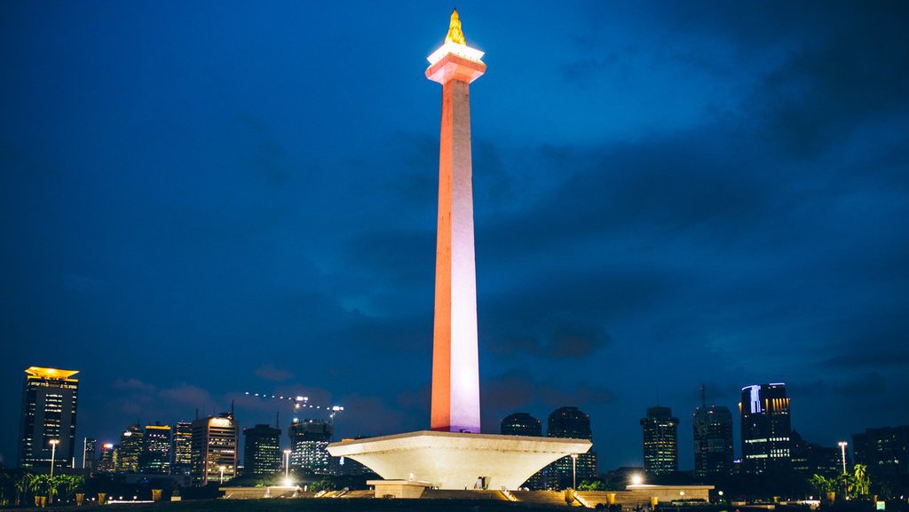 Monumen Nasional via Tirto - Tempat Wisata Malam di Jakarta, 1. Main ke Kota Tua Jakarta Pada Malam Hari, 2. Jimbaran Ancol, 3. Pantai Karnaval Ancol, 4. Monumen Nasional, 5. Taman Ismail Marzuki, 6. Taman Ayodya, 7. Wisata malam Jakarta kulineran lagi ke Pasar Santa, 8. Main ke Setu Babakan, 9. Taman Mini Indonesia Indah (TMII), 10. Pantai Lagoon Ancol, 11. Ancol Beach City, 12. Dufan Night Ancol, 13. Skywalk Senayan Park, 14. Taman Kota, 15. SKYE Bar, 16. Segarra Ancol, 17. Pantai Indah Kapuk, 18. JPO Gelora Bung Karno, 19. JPO Pinisi (Karet Sudirman), 20. Old Shanghai, 21. Le Bridge, 22. Dancing Fountain Symphony Of The Sea, 23. Air Mancur menari di Lapangan Banteng, 24. Pasar Baru