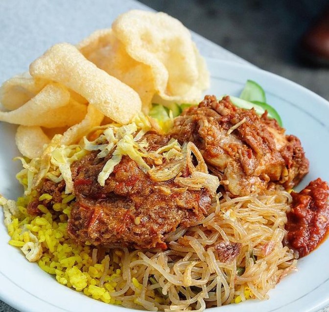Nasi Kuning Sumur Bandung via Instagram.com @bubueataway, 1. Restoran Braga Permai, 2. Mie Rica Kejaksaan, 3. Soto Ahri Bandung, 4. Kue Balok Cihapit Mang Udju, 5. Warung Taru, 6. Nasi Kuning Sumur Bandung, 7. Warung Utem, 8. Sate Jando, 9. Bubur Ayam Mang H. Oyo, 10. Lontong Sayur Padang Dipatiukur, 11. Kupat Tahu Lontong Kari Cicendo, 12. Bubur Ayam Jalaprang, 13. Sate Hadori, 14. Soto Ojolali, 15. Bubur Ayam Gibbas, 16. Kue Ape Family, 17. Kolak Campur Ibu Sari, 18. Kembang Tahu Alkateri, 19. Bubur Ayam Kang Dedi, 20. Bubur Ayam H Amid, 21. Restoran Kehidupan Tidak Pernah Berakhir, 22. Batagor Haji Yunus, 23. Sari Sari – Aneka Kue Jajan Pasar, 24. Soto Sedap Boyolali, 25. Lontong Kari Ayam Bu Sri, 26. Lotek Kalipah Apo 42, 27. Nasi Goreng Aep’s, 28. Bubur Ayam Serburame, 29. Gudeg Jogja, 30. Toko Roti & Kuweh Sidodadi (Toko Sidodadi Roti & Kue), 31. Bubur Ayam Bejo, 32. Gado-Gado Teuku Angkasa / Gado-Gado Tengku Angkasa, 33. Warung Nasi SPG, 34. Warung Nasi Ibu Imas, 35. Roti Gempol, 36. Lotek Mahmud, 37. Cafe Madtari, 38. Warung Kopi Purnama, 39. Kupat Tahu Gempol, 40. Lontong Kari Kebon Karet, 41. Warung Bu Eha, 42. Surabi Cihapit
