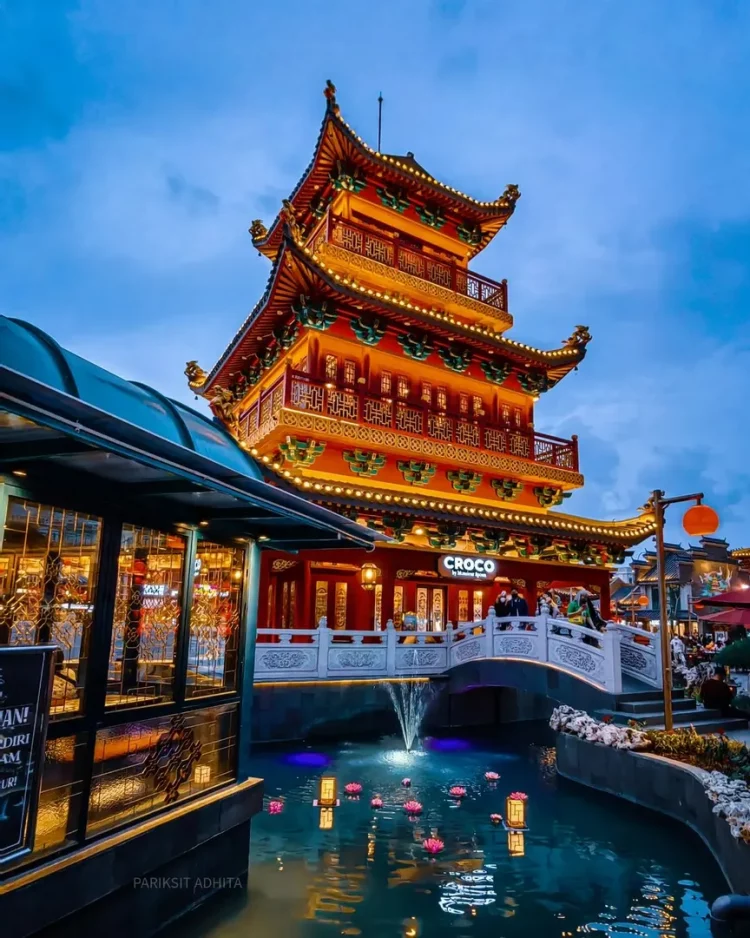 Old Shanghai via Instagram.com @p_adhita, 1. Main ke Kota Tua Jakarta Pada Malam Hari, 2. Jimbaran Ancol, 3. Pantai Karnaval Ancol, 4. Monumen Nasional, 5. Taman Ismail Marzuki, 6. Taman Ayodya, 7. Wisata malam Jakarta kulineran lagi ke Pasar Santa, 8. Main ke Setu Babakan, 9. Taman Mini Indonesia Indah (TMII), 10. Pantai Lagoon Ancol, 11. Ancol Beach City, 12. Dufan Night Ancol, 13. Skywalk Senayan Park, 14. Taman Kota, 15. SKYE Bar, 16. Segarra Ancol, 17. Pantai Indah Kapuk, 18. JPO Gelora Bung Karno, 19. JPO Pinisi (Karet Sudirman), 20. Old Shanghai, 21. Le Bridge, 22. Dancing Fountain Symphony Of The Sea, 23. Air Mancur menari di Lapangan Banteng, 24. Pasar Baru