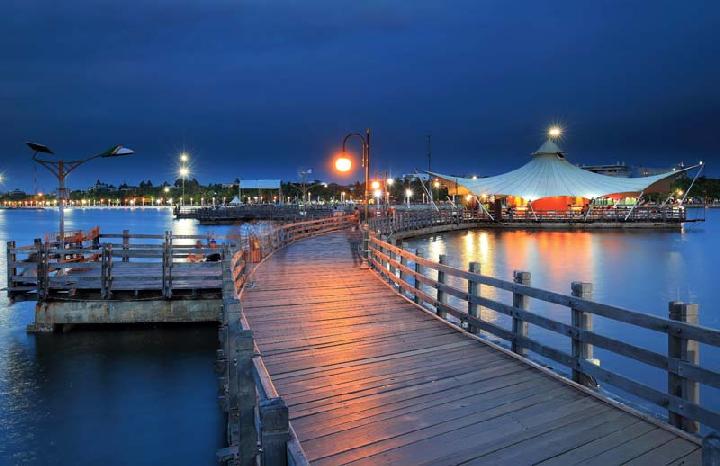 Pantai Lagoon Ancol via Tempo, 1. Main ke Kota Tua Jakarta Pada Malam Hari, 2. Jimbaran Ancol, 3. Pantai Karnaval Ancol, 4. Monumen Nasional, 5. Taman Ismail Marzuki, 6. Taman Ayodya, 7. Wisata malam Jakarta kulineran lagi ke Pasar Santa, 8. Main ke Setu Babakan, 9. Taman Mini Indonesia Indah (TMII), 10. Pantai Lagoon Ancol, 11. Ancol Beach City, 12. Dufan Night Ancol, 13. Skywalk Senayan Park, 14. Taman Kota, 15. SKYE Bar, 16. Segarra Ancol, 17. Pantai Indah Kapuk, 18. JPO Gelora Bung Karno, 19. JPO Pinisi (Karet Sudirman), 20. Old Shanghai, 21. Le Bridge, 22. Dancing Fountain Symphony Of The Sea, 23. Air Mancur menari di Lapangan Banteng, 24. Pasar Baru