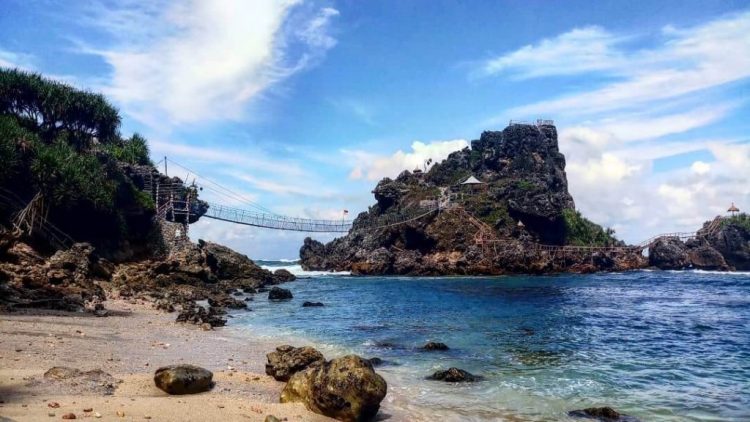 Pantai Nglambor Gunungkidul, Informasi Umum, Selayang Pandang Pantai Nglambor, Rute dan Lokasi Menuju Pantai , Harga Tiket Masuk Pantai Nglambor, Aktivitas Seru di Pantai Nglambor , Tips Berwisata di Pantai Nglambor