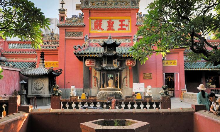 Pagoda Jade Emperor via Pinterest @Jooliecoolie, 1. Halong Bay, 2. Ho Tay Water Park, 3. St Joseph Cathedral, 4. Xeo Quyt Forest, 5. War Remnants Museum, 6. Municipal Beach, 7. Hoa Lo Prison Museum, 8. Hanoi Old Citadel, 9. Hang Bac Temple, 10. Hoan Kiem Lake, 11. Nha Trang, 12. Vietnam Military History Museum, 13. Turtle Tower, 14. Hoi An, 15. Kota Ho Chi Minh, 16. Ba Na Hills, 17. Sa Pa Terraces, 18. Kota Hue, 19. Marble Mountains, 20. Con Dao Beach, 21. Hoi An, 22. Ba Be Lake, 23. Saigon Zoo, 24. Cat Ba, 25. Vinpearl Land, 26. Sapa, 27. Can Tho, 28. Pham Ngu Lao Street, 29. Pulau Phu Quoc, 30. Ban Gioc Detian, 31. The Sand Dunes, 32. Monument Hue, 33. Pagoda Jade Emperor, 34. Thien Mu Pagoda, 35. Taman Nasional Phong Nha-Ke Bang