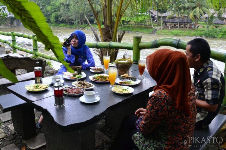 Pikasea Restoran Foto by Pikasto - Tempat Makan di Banjarnegara, 1. RM Saung Bu Mansur, 2. Bebek Goreng H. Slamet, 3. Kopi Sabin, 4. Rumah Makan Sari Rahayu, 5. Oemah Tahu, 6. Neko Sushi, 7. Dapoer Central, 8. Rumah Makan Pondok Gurih, 9. Kedai Woeloeng Semampir, 10. Kedai Woeloeng, 11. Ayam SaKo, 12. Soto Krandegan Bpk. Aping, 13. Bakso Bu Tomo, 14. Serabine.Co, 15. Soto Bancar 1, 16. Warkope Nyong, 17. Nangkringan, 18. Kedai Ireng Banjarnegara, 19. Mie Ongklok Pak Tugi, 20. Padhang Wulan Coffee and Eatery, 21. Pikasto (Resto Pinggir Kali Serayu), 22. Bakso Gondang Rejo, 23. Ian Ozora Cafe, 24. Kun Cafe , 25. Queen Coffee, 26. Ethnic Cafe &amp; Oriental 99, 27. Rumah Kopi Banjarnegara, 28. Warung Buntil Mbah Abu