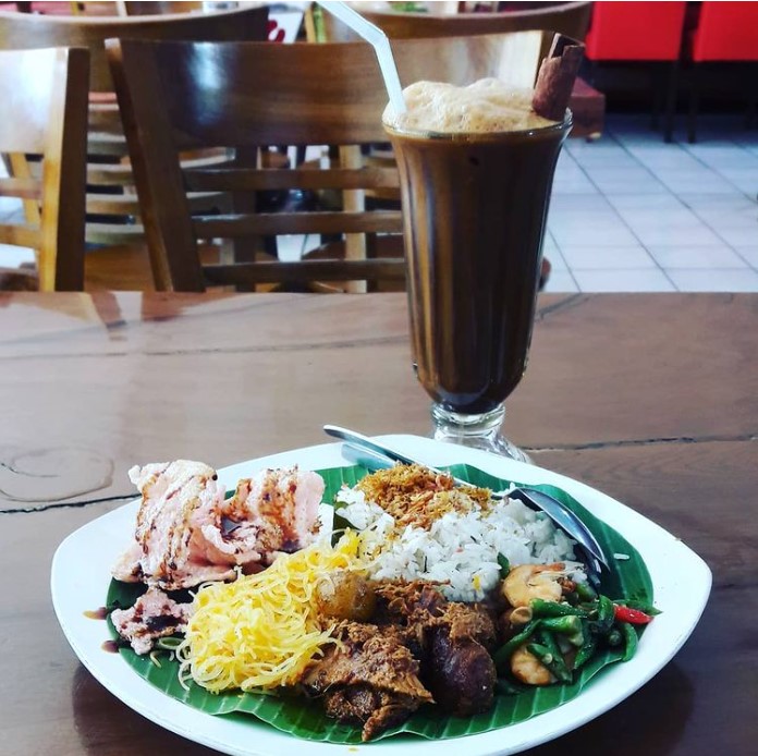 Pocut Dara Pancoran via Instagram.com @m.isran94 - tempat makan di Jakarta Selatan, 1. Bebek Kaleyo, 2. Bubur Ayam Barito, 3. Warung MJS, 4. Warteg Warmo, 5. Seafood 68 Santa, 6. Ikan Bakar Cianjur, 7. Plataran Dharmawangsa, 8. Ketoprak Ciragil &amp; Baso, Siomay Jhony, 9. Abunawas Restaurant – Kemang, 10. Mie Ayam Bakso Yunus, 11. Soto Betawi Haji Husen, 12. Roti Bakar Eddy Blok M, 13. Nasi Goreng Kebuli Apjay, 14. Sate Sambas, 15. Soto Kudus Blok M, 16. Bakso Boedjangan, 17. Gultik Blok M Plaza Pak Agus Budi, 18. Sop Kaki Kambing Bang Anen, 19. Dia.Lo.Gue, 20. Soto Ayam Ambengan Pak Sadi Asli, 21. Lele Crispy, 22. Restoran Garuda (Padang Cuisine), 23. Sarang Oci Restoran Manado, 24. Waroeng Aceh Kemang, 25. Warung Nagih, 26. Bebek Malio, 27. Namaaz Dining, 28. Daun Muda Soulfood, 29. Smarapura Traditional Resto, 30. Omah Pincuk, 31. Sop Buntut Ibu Samino, 32. Bakso Gondrong, 33. Seafood 45, 34. Nasi Goreng Warung Bhakti, 35. Nasi Uduk Ayam Goreng Kampung Melayu, 36. Coto Makassar Ampera Daeng Memang, 37. Sate Ayam dan Kambing RSPP H. Romli, 38. The Brotherhood, 39. Sophie Authentique, 40. Iga Bagus, 41. Ayam Bakar Win Net, 42. HaloNiko, 43. Nasi Goreng Muncul Malam, 44. Nasi Goreng Warna Warni Ijo Thole, 45. Nasi Goreng Kebuli Bom Bom, 46. Sate Ayam Barokah Khas Madura, 47. Angkringan Blok M Square, 48. Warung Nasi Uduk Betawi H. Satiri, 49. Nasi Ulam &amp; Nasi Uduk Ibu Yoyo, 50. Warung Pedes, 51. Warung Berkah Ibu Mudo Ayu, 52. Pocut Dara Pancoran
