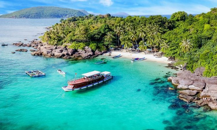 Pulau Phu Quoc via Vietnaminsider, 1. Halong Bay, 2. Ho Tay Water Park, 3. St Joseph Cathedral, 4. Xeo Quyt Forest, 5. War Remnants Museum, 6. Municipal Beach, 7. Hoa Lo Prison Museum, 8. Hanoi Old Citadel, 9. Hang Bac Temple, 10. Hoan Kiem Lake, 11. Nha Trang, 12. Vietnam Military History Museum, 13. Turtle Tower, 14. Hoi An, 15. Kota Ho Chi Minh, 16. Ba Na Hills, 17. Sa Pa Terraces, 18. Kota Hue, 19. Marble Mountains, 20. Con Dao Beach, 21. Hoi An, 22. Ba Be Lake, 23. Saigon Zoo, 24. Cat Ba, 25. Vinpearl Land, 26. Sapa, 27. Can Tho, 28. Pham Ngu Lao Street, 29. Pulau Phu Quoc, 30. Ban Gioc Detian, 31. The Sand Dunes, 32. Monument Hue, 33. Pagoda Jade Emperor, 34. Thien Mu Pagoda, 35. Taman Nasional Phong Nha-Ke Bang