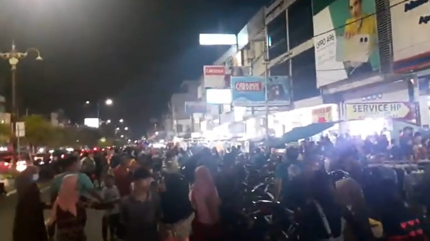 Pusat Makanan Khas Bengkulu via Rajawalimedia, 1. Rumah Pengasingan Bung Karno, 2. Pantai Panjang, 3. Benteng Marlborough, 4. Pantai Tapak Paderi, 5. Danau Dendam Tak Sudah, 6. Danau Mas Harun Bastari, 7. Pulau Tikus Bengkulu, 8. Kebun Strawberry, 9. Air Terjun Curup, 10. Kebun Teh Bukit Daun, 11. Pantai Jakat, 12. Pusat Makanan Khas Bengkulu, 13. Kampung Tua Cina Bengkulu, 14. Sungai Air Berau, 15. Air Terjun Suban, 16. Museum Negeri Bengkulu, 17. Pantai Teluk Sepang, 18. Bukit Kaba