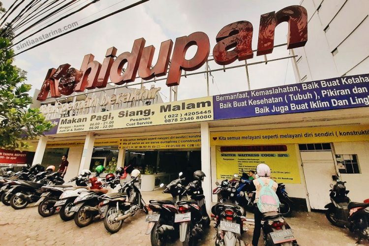 Restoran Kehidupan Tidak Pernah Berakhir via Sintiaastarina, 1. Restoran Braga Permai, 2. Mie Rica Kejaksaan, 3. Soto Ahri Bandung, 4. Kue Balok Cihapit Mang Udju, 5. Warung Taru, 6. Nasi Kuning Sumur Bandung, 7. Warung Utem, 8. Sate Jando, 9. Bubur Ayam Mang H. Oyo, 10. Lontong Sayur Padang Dipatiukur, 11. Kupat Tahu Lontong Kari Cicendo, 12. Bubur Ayam Jalaprang, 13. Sate Hadori, 14. Soto Ojolali, 15. Bubur Ayam Gibbas, 16. Kue Ape Family, 17. Kolak Campur Ibu Sari, 18. Kembang Tahu Alkateri, 19. Bubur Ayam Kang Dedi, 20. Bubur Ayam H Amid, 21. Restoran Kehidupan Tidak Pernah Berakhir, 22. Batagor Haji Yunus, 23. Sari Sari – Aneka Kue Jajan Pasar, 24. Soto Sedap Boyolali, 25. Lontong Kari Ayam Bu Sri, 26. Lotek Kalipah Apo 42, 27. Nasi Goreng Aep’s, 28. Bubur Ayam Serburame, 29. Gudeg Jogja, 30. Toko Roti & Kuweh Sidodadi (Toko Sidodadi Roti & Kue), 31. Bubur Ayam Bejo, 32. Gado-Gado Teuku Angkasa / Gado-Gado Tengku Angkasa, 33. Warung Nasi SPG, 34. Warung Nasi Ibu Imas, 35. Roti Gempol, 36. Lotek Mahmud, 37. Cafe Madtari, 38. Warung Kopi Purnama, 39. Kupat Tahu Gempol, 40. Lontong Kari Kebon Karet, 41. Warung Bu Eha, 42. Surabi Cihapit