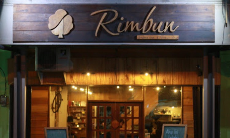 Rimbun Espresso Brew Bar via Google Maps (Rimbun Espresso & Brew Bar Padang), 1. KIOSK MEAT & GRILL RESTAURANT, 2. Marawa Beach Club, 3. Rimbun Espresso & Brew Bar, 4. Kedai Cisangkuy GOR, 5. V Coffee, 6. Safari Garden Cafe & Restaurant, 7. Kedai Mie Ramen & Sushi, 8. Kubik Koffie, 9. Rumah Sukokopi, 10. Mandy’s Ice cream & Cafe, 11. Padang Old Town Resto Gallery, 12. Bacarito Kopi, 13. Cafe Merjer, 14. Yangi Beach Café, 15. Mama Okky Coffee dan Resto, 16. Menyala Coffee & Roastery, 17. The Rang Awak, 18. Pavilon Coffee, 19. Ateh Pagu Cafe & Resto, 20. Level 8 Cafe & Lounge, 21. Alter Cafe and Studio, 22. Mie Ramen Bandung Café, 23. Chocolate Changer UPI