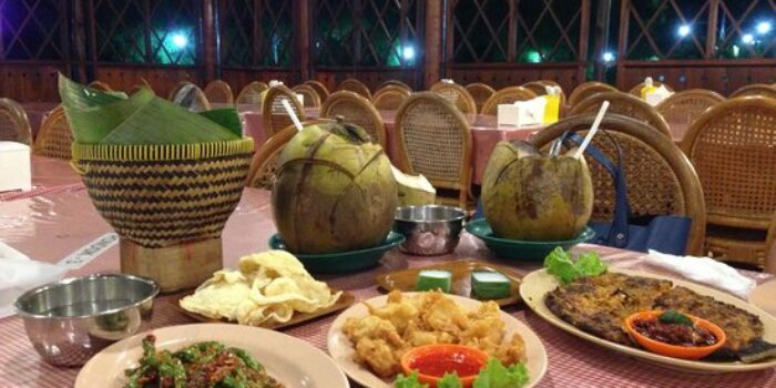 Rumah Makan Pondok Gurih via Tripadvisor - Tempat Makan di Banjarnegara, 1. RM Saung Bu Mansur, 2. Bebek Goreng H. Slamet, 3. Kopi Sabin, 4. Rumah Makan Sari Rahayu, 5. Oemah Tahu, 6. Neko Sushi, 7. Dapoer Central, 8. Rumah Makan Pondok Gurih, 9. Kedai Woeloeng Semampir, 10. Kedai Woeloeng, 11. Ayam SaKo, 12. Soto Krandegan Bpk. Aping, 13. Bakso Bu Tomo, 14. Serabine.Co, 15. Soto Bancar 1, 16. Warkope Nyong, 17. Nangkringan, 18. Kedai Ireng Banjarnegara, 19. Mie Ongklok Pak Tugi, 20. Padhang Wulan Coffee and Eatery, 21. Pikasto (Resto Pinggir Kali Serayu), 22. Bakso Gondang Rejo, 23. Ian Ozora Cafe, 24. Kun Cafe , 25. Queen Coffee, 26. Ethnic Cafe &amp; Oriental 99, 27. Rumah Kopi Banjarnegara, 28. Warung Buntil Mbah Abu