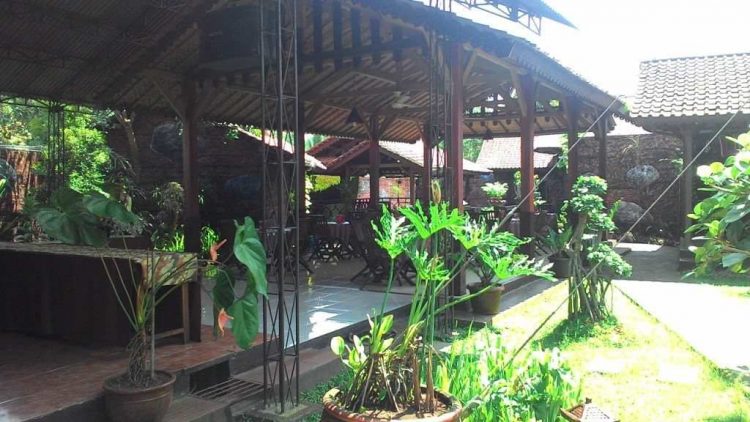 Rumah Makan Sari Rahayu via Dowisata - Tempat Makan di Banjarnegara, 1. RM Saung Bu Mansur, 2. Bebek Goreng H. Slamet, 3. Kopi Sabin, 4. Rumah Makan Sari Rahayu, 5. Oemah Tahu, 6. Neko Sushi, 7. Dapoer Central, 8. Rumah Makan Pondok Gurih, 9. Kedai Woeloeng Semampir, 10. Kedai Woeloeng, 11. Ayam SaKo, 12. Soto Krandegan Bpk. Aping, 13. Bakso Bu Tomo, 14. Serabine.Co, 15. Soto Bancar 1, 16. Warkope Nyong, 17. Nangkringan, 18. Kedai Ireng Banjarnegara, 19. Mie Ongklok Pak Tugi, 20. Padhang Wulan Coffee and Eatery, 21. Pikasto (Resto Pinggir Kali Serayu), 22. Bakso Gondang Rejo, 23. Ian Ozora Cafe, 24. Kun Cafe , 25. Queen Coffee, 26. Ethnic Cafe &amp; Oriental 99, 27. Rumah Kopi Banjarnegara, 28. Warung Buntil Mbah Abu