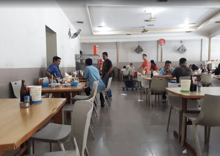 Rumah Makan Sipirok, 1. Soto Kesawan Enak Tenan, 2. Mie Ayam Jamur Kumango, 3. Warkop Elisabeth (Tutup), 4. Lontong Kak Lin, 5. Mie Balap Wahidin, 6. Restoran Tabona, 7. Tip Top Restoran, 8. Sop Sumsum Langsa, 9. Seafood jalan Wajir, 10. Mie Aceh Titi Bobrok, 11. Ayam Pepes Medan, 12. Rumah Makan Pohon Pisang, 13. Mie Ayam Jamur Amigos, 14. Jambul Seafood, 15. Nasi Ayam Mama Koki, 16. Cha Sio Afoek 88, 17. Fuk Yen Cheong Fun, 18. Rumah Makan Sipirok, 19. OnDo Grill Batak, 20. Bihun Bebek Kumango, 21. Sate Memeng, 22. Restoran Nelayan, 23. Medan Walk, 24. RM. Sinar Pagi, 25. Socrates Vegan, 26. Dim Sum Ayong, 27. Tongs Soy Milk & Beancurd, 28. Pondok Lesehan Keluarga Sedap Mantap, 29. Daebak Korean BBQ Restaurant, 30. Sushi Boat, 31. Es Cream Fountain Medan, 32. Martabak Yurich, 33. Kuliner di Jalan Ring Road, 34. City Ice Cream, 35. Kopi Ong