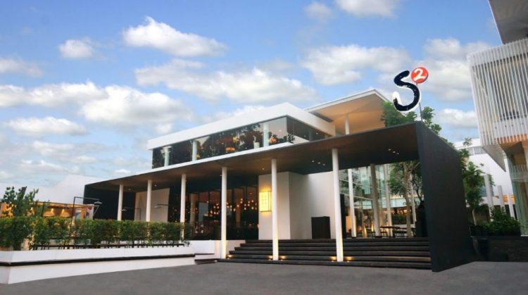 S2 Indonesia Restaurant, 1. The Hills Dining Restaurant Semarang, 2. Bowery Restaurant, 3. S2 Indonesia Restaurant, 4. The Tavern, 5. Spiegel Bar & Bistro, 6. The Ribs & Dips, 7. Sky Line – Lounge & Exclusive Dining, 8. Pesta Keboen Restoran Semarang, 9. Horapa Seafood & Thai Kitchen, 10. AtoZ Bar Wine & Brasserie (Non-Halal), 11. Marugame Udon & Tempura, Paragon Mall Semarang, 12. Steak Hotel by Holycow, 13. Verve Bistro & Coffee Bar, 14. Koenokoeni Café Gallery, 15. MENSA The Table, 16. Goodfellas (Tutup), 17. D’Blasteran, 18. Rustico (Tutup), 19. Holiday Restaurant, 20. St. Lawrence Dining