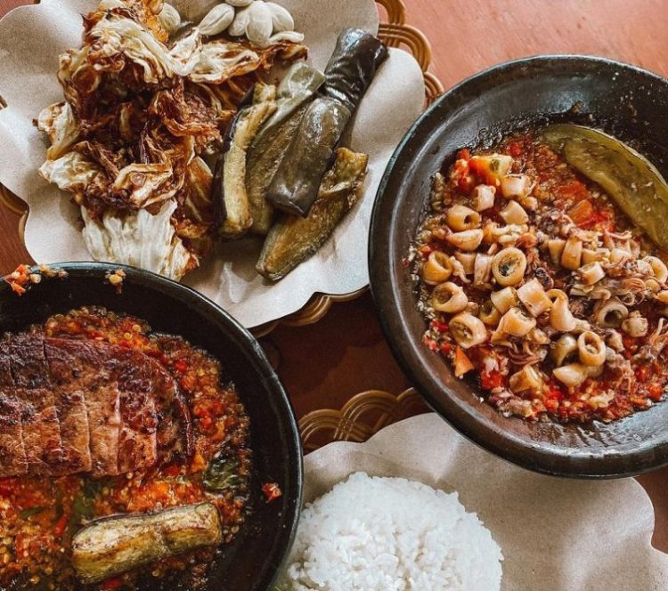 Sambal Bakar Mang Ujangvia Instagram.com @duolapar, 1. Marugame Udon, 2. Warung Upnormal, 3. Warung Tutug, 4. Tempat tinggal Makan Kandang Ayam, 5. Cabe Rawit (Cawit), 6. Kopi Endeus, 7. District 29, 8. Bakso Rusuk Samanhudi, 9. Iga Bakar Si Jangkung, 10. Bakso Ceker Braga, 11. Food Street di Sepanjang Jalan CIbadak, 12. Roti Bakar 234 Gang Kote, 13. Sate dan Gule Kambing H.M Harris, 14. Sambal Bakar Mang Ujang, 15. Warung Steak Si Mantan, 16. Kangen Grill, 17. DU Dimsum Bandung, 18. Perkedel Bondon, 19. AA Bistik, 20. Nasi Kalong, 21. Ronde Alkateri, 22. Zona Merah Sukajadi, 23. Bubur Ayam Pa’ Otong, 24. McDurens, 26. Nasi Kuning Pungkur, 27. Sate Bu Ngantuk, 28. Sate Maulana Yusuf, 29. Bubur Bejo, 30. Nasi Goreng Aep’s, 31. Sudirman Street Day and Night Market, 32. RM Megawati, 33. Sate Dj, 34. Warung Jagung Bakar Doel, 35. Warung Nasi Ibu Imas, 36. Bober Café, 27. Surabi Rock Jadul