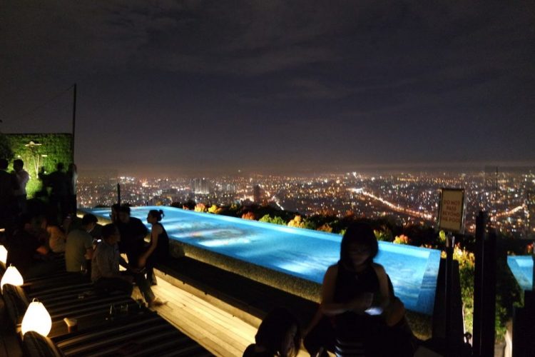 SKYE Bar Foto Lenny Lim, 1. Main ke Kota Tua Jakarta Pada Malam Hari, 2. Jimbaran Ancol, 3. Pantai Karnaval Ancol, 4. Monumen Nasional, 5. Taman Ismail Marzuki, 6. Taman Ayodya, 7. Wisata malam Jakarta kulineran lagi ke Pasar Santa, 8. Main ke Setu Babakan, 9. Taman Mini Indonesia Indah (TMII), 10. Pantai Lagoon Ancol, 11. Ancol Beach City, 12. Dufan Night Ancol, 13. Skywalk Senayan Park, 14. Taman Kota, 15. SKYE Bar, 16. Segarra Ancol, 17. Pantai Indah Kapuk, 18. JPO Gelora Bung Karno, 19. JPO Pinisi (Karet Sudirman), 20. Old Shanghai, 21. Le Bridge, 22. Dancing Fountain Symphony Of The Sea, 23. Air Mancur menari di Lapangan Banteng, 24. Pasar Baru
