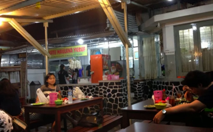 Sate Maulana Yusuf via Arifsetiawan - Tempat Kuliner Malam di Bandung Paing Enak, 1. Marugame Udon, 2. Warung Upnormal, 3. Warung Tutug, 4. Tempat tinggal Makan Kandang Ayam, 5. Cabe Rawit (Cawit), 6. Kopi Endeus, 7. District 29, 8. Bakso Rusuk Samanhudi, 9. Iga Bakar Si Jangkung, 10. Bakso Ceker Braga, 11. Food Street di Sepanjang Jalan CIbadak, 12. Roti Bakar 234 Gang Kote, 13. Sate dan Gule Kambing H.M Harris, 14. Sambal Bakar Mang Ujang, 15. Warung Steak Si Mantan, 16. Kangen Grill, 17. DU Dimsum Bandung, 18. Perkedel Bondon, 19. AA Bistik, 20. Nasi Kalong, 21. Ronde Alkateri, 22. Zona Merah Sukajadi, 23. Bubur Ayam Pa’ Otong, 24. McDurens, 26. Nasi Kuning Pungkur, 27. Sate Bu Ngantuk, 28. Sate Maulana Yusuf, 29. Bubur Bejo, 30. Nasi Goreng Aep’s, 31. Sudirman Street Day and Night Market, 32. RM Megawati, 33. Sate Dj, 34. Warung Jagung Bakar Doel, 35. Warung Nasi Ibu Imas, 36. Bober Café, 27. Surabi Rock Jadul
