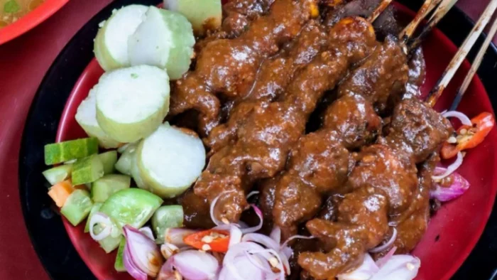 Sate Bu Ngantuk via Tastynesia - Tempat Kuliner Malam di Bandung Paing Enak, 1. Marugame Udon, 2. Warung Upnormal, 3. Warung Tutug, 4. Tempat tinggal Makan Kandang Ayam, 5. Cabe Rawit (Cawit), 6. Kopi Endeus, 7. District 29, 8. Bakso Rusuk Samanhudi, 9. Iga Bakar Si Jangkung, 10. Bakso Ceker Braga, 11. Food Street di Sepanjang Jalan CIbadak, 12. Roti Bakar 234 Gang Kote, 13. Sate dan Gule Kambing H.M Harris, 14. Sambal Bakar Mang Ujang, 15. Warung Steak Si Mantan, 16. Kangen Grill, 17. DU Dimsum Bandung, 18. Perkedel Bondon, 19. AA Bistik, 20. Nasi Kalong, 21. Ronde Alkateri, 22. Zona Merah Sukajadi, 23. Bubur Ayam Pa’ Otong, 24. McDurens, 26. Nasi Kuning Pungkur, 27. Sate Bu Ngantuk, 28. Sate Maulana Yusuf, 29. Bubur Bejo, 30. Nasi Goreng Aep’s, 31. Sudirman Street Day and Night Market, 32. RM Megawati, 33. Sate Dj, 34. Warung Jagung Bakar Doel, 35. Warung Nasi Ibu Imas, 36. Bober Café, 27. Surabi Rock Jadul