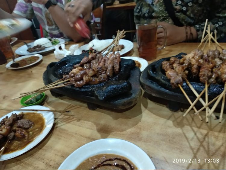 Sate dan Gule Kambing H.M Harris via Tripadvisor, 1. Marugame Udon, 2. Warung Upnormal, 3. Warung Tutug, 4. Tempat tinggal Makan Kandang Ayam, 5. Cabe Rawit (Cawit), 6. Kopi Endeus, 7. District 29, 8. Bakso Rusuk Samanhudi, 9. Iga Bakar Si Jangkung, 10. Bakso Ceker Braga, 11. Food Street di Sepanjang Jalan CIbadak, 12. Roti Bakar 234 Gang Kote, 13. Sate dan Gule Kambing H.M Harris, 14. Sambal Bakar Mang Ujang, 15. Warung Steak Si Mantan, 16. Kangen Grill, 17. DU Dimsum Bandung, 18. Perkedel Bondon, 19. AA Bistik, 20. Nasi Kalong, 21. Ronde Alkateri, 22. Zona Merah Sukajadi, 23. Bubur Ayam Pa’ Otong, 24. McDurens, 26. Nasi Kuning Pungkur, 27. Sate Bu Ngantuk, 28. Sate Maulana Yusuf, 29. Bubur Bejo, 30. Nasi Goreng Aep’s, 31. Sudirman Street Day and Night Market, 32. RM Megawati, 33. Sate Dj, 34. Warung Jagung Bakar Doel, 35. Warung Nasi Ibu Imas, 36. Bober Café, 27. Surabi Rock Jadul