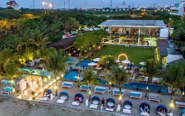 Segarra Ancol, 1. Main ke Kota Tua Jakarta Pada Malam Hari, 2. Jimbaran Ancol, 3. Pantai Karnaval Ancol, 4. Monumen Nasional, 5. Taman Ismail Marzuki, 6. Taman Ayodya, 7. Wisata malam Jakarta kulineran lagi ke Pasar Santa, 8. Main ke Setu Babakan, 9. Taman Mini Indonesia Indah (TMII), 10. Pantai Lagoon Ancol, 11. Ancol Beach City, 12. Dufan Night Ancol, 13. Skywalk Senayan Park, 14. Taman Kota, 15. SKYE Bar, 16. Segarra Ancol, 17. Pantai Indah Kapuk, 18. JPO Gelora Bung Karno, 19. JPO Pinisi (Karet Sudirman), 20. Old Shanghai, 21. Le Bridge, 22. Dancing Fountain Symphony Of The Sea, 23. Air Mancur menari di Lapangan Banteng, 24. Pasar Baru