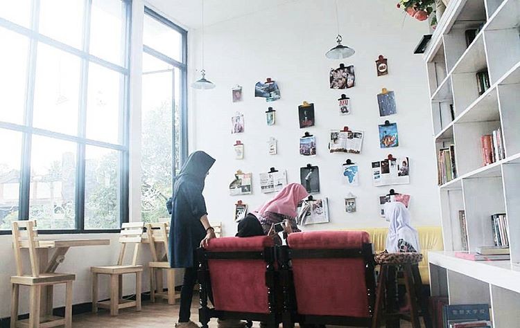 Serabine.Co via Tentang Banjarnegara, 1. RM Saung Bu Mansur, 2. Bebek Goreng H. Slamet, 3. Kopi Sabin, 4. Rumah Makan Sari Rahayu, 5. Oemah Tahu, 6. Neko Sushi, 7. Dapoer Central, 8. Rumah Makan Pondok Gurih, 9. Kedai Woeloeng Semampir, 10. Kedai Woeloeng, 11. Ayam SaKo, 12. Soto Krandegan Bpk. Aping, 13. Bakso Bu Tomo, 14. Serabine.Co, 15. Soto Bancar 1, 16. Warkope Nyong, 17. Nangkringan, 18. Kedai Ireng Banjarnegara, 19. Mie Ongklok Pak Tugi, 20. Padhang Wulan Coffee and Eatery, 21. Pikasto (Resto Pinggir Kali Serayu), 22. Bakso Gondang Rejo, 23. Ian Ozora Cafe, 24. Kun Cafe , 25. Queen Coffee, 26. Ethnic Cafe &amp; Oriental 99, 27. Rumah Kopi Banjarnegara, 28. Warung Buntil Mbah Abu