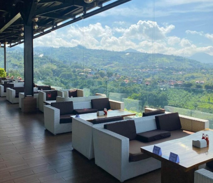 Skyline Best View Resto, 1. Armor Kopi Leuit, 2. CONGO Gallery & Cafe, 3. Skyline Best View, 4. District Dago Cafe & Resto, 5. Rumah Miring, 6. ManA Foo & Cof, 7. The Parlor, 8. The Stone Cafe, 9. Cascara Coffee, 10. D’Pakar Bandung, 11. Cafe Halaman, 12. Daily Routine Coffee, 13. Atanapi Coffee Camp, 14. Myboo.Kit Cafe and Playground, 15. Cocorico, 16. De Grote Cafe, 17. Kopi Selasar Sunaryo, 18. Utara Cafe