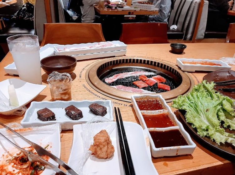 Shaburi &amp; Kintan Buffet Jogja, 1. Sushi Tei, 2. R&amp;B Grill Yogyakarta, 3. Seorae Jogja, 4. Kakkoii Japanese BBQ &amp; Shabu-Shabu, 5. Shaburi &amp; Kintan Buffet Plaza Ambarrukmo, 6. Sushi Hasha, 7. BongOBong Grill House, 8. Oharang Korean BBQ Jogja (아랑), 9. Matjeo Korean Grill Yogjakarta, 10. Gyu-Kaku, 11. Kaizen All You Can Eat BBQ Grill &amp; Shabu – Shabu Yogyakarta, 12. Yogyakarta Kitchen by Marriott, 13. YUUKI AUCE, 14. JC Forest Cafe &amp; Resto All You Can Eat, 15. Kayu Manis Restaurant, 16. Shabu Ghin Jogja, 17. Turi-Turi Coffee (Pasca Pandemi Tidak AUCE Lagi)