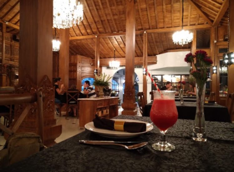 Six Senses Restaurant, 1. The House of Raminten, 2. Hikaru Dining Yogyakarta, 3. Roaster and Bear Restaurant, 4. The Westlake Resto, 5. Gadjah Wong Resto, 6. Omah Dhuwur Kotagede, 7. Beukenhof Restaurant, 8. Abhayagiri Restoran, 9. Pasta Banget Signature, 10. Chadis Rooftop and Pool Bar, 11. Canting Restaurant Galeria Mall (Tutup), 12. Six Senses Restaurant, 13. ViaVia Restaurant Jogja, 14. Bale Raos – The Sultan’s Dishes, 15. Nanamia Pizzeria Café, 16. Mediterranea Restaurant by Kamil, 17. Gubug Makan Mang Engking Soragan Castle, 18. R&amp;B Grill Yogyakarta, 19. Bilik Kayu Heritage Resto (Tutup), 20. Kelapa Resto, 21. Bukit Indah, 22. Skybar Ibis Hotel Fine Dining Jogja, 23. Secret Garden, 24. Thyme Beef Bar &amp; Eatery, 25. Rosella Kitchen Dining, 26. Sekar Kedhaton Restaurant, 27. BALCONY Kitchen &amp; Pastry, 28. Yogyakarta Kitchen by Marriott