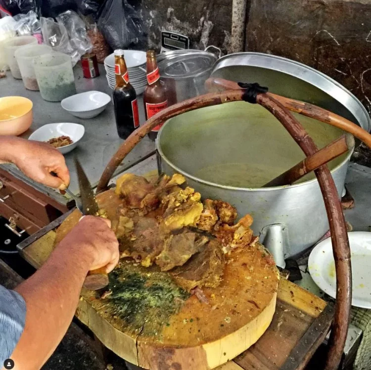 Soto Ahri Bandung, 1. Restoran Braga Permai, 2. Mie Rica Kejaksaan, 3. Soto Ahri Bandung, 4. Kue Balok Cihapit Mang Udju, 5. Warung Taru, 6. Nasi Kuning Sumur Bandung, 7. Warung Utem, 8. Sate Jando, 9. Bubur Ayam Mang H. Oyo, 10. Lontong Sayur Padang Dipatiukur, 11. Kupat Tahu Lontong Kari Cicendo, 12. Bubur Ayam Jalaprang, 13. Sate Hadori, 14. Soto Ojolali, 15. Bubur Ayam Gibbas, 16. Kue Ape Family, 17. Kolak Campur Ibu Sari, 18. Kembang Tahu Alkateri, 19. Bubur Ayam Kang Dedi, 20. Bubur Ayam H Amid, 21. Restoran Kehidupan Tidak Pernah Berakhir, 22. Batagor Haji Yunus, 23. Sari Sari – Aneka Kue Jajan Pasar, 24. Soto Sedap Boyolali, 25. Lontong Kari Ayam Bu Sri, 26. Lotek Kalipah Apo 42, 27. Nasi Goreng Aep’s, 28. Bubur Ayam Serburame, 29. Gudeg Jogja, 30. Toko Roti & Kuweh Sidodadi (Toko Sidodadi Roti & Kue), 31. Bubur Ayam Bejo, 32. Gado-Gado Teuku Angkasa / Gado-Gado Tengku Angkasa, 33. Warung Nasi SPG, 34. Warung Nasi Ibu Imas, 35. Roti Gempol, 36. Lotek Mahmud, 37. Cafe Madtari, 38. Warung Kopi Purnama, 39. Kupat Tahu Gempol, 40. Lontong Kari Kebon Karet, 41. Warung Bu Eha, 42. Surabi Cihapit