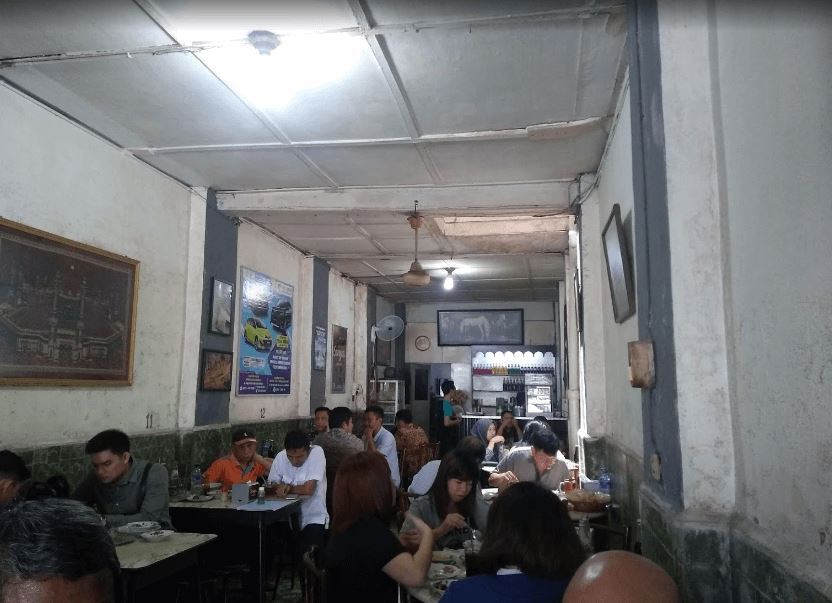 Soto Kesawan Enak Tenan, 1. Soto Kesawan Enak Tenan, 2. Mie Ayam Jamur Kumango, 3. Warkop Elisabeth (Tutup), 4. Lontong Kak Lin, 5. Mie Balap Wahidin, 6. Restoran Tabona, 7. Tip Top Restoran, 8. Sop Sumsum Langsa, 9. Seafood jalan Wajir, 10. Mie Aceh Titi Bobrok, 11. Ayam Pepes Medan, 12. Rumah Makan Pohon Pisang, 13. Mie Ayam Jamur Amigos, 14. Jambul Seafood, 15. Nasi Ayam Mama Koki, 16. Cha Sio Afoek 88, 17. Fuk Yen Cheong Fun, 18. Rumah Makan Sipirok, 19. OnDo Grill Batak, 20. Bihun Bebek Kumango, 21. Sate Memeng, 22. Restoran Nelayan, 23. Medan Walk, 24. RM. Sinar Pagi, 25. Socrates Vegan, 26. Dim Sum Ayong, 27. Tongs Soy Milk & Beancurd, 28. Pondok Lesehan Keluarga Sedap Mantap, 29. Daebak Korean BBQ Restaurant, 30. Sushi Boat, 31. Es Cream Fountain Medan, 32. Martabak Yurich, 33. Kuliner di Jalan Ring Road, 34. City Ice Cream, 35. Kopi Ong