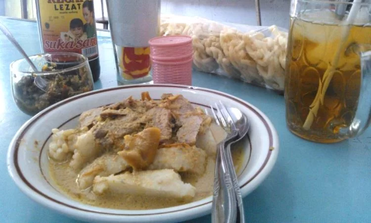 Soto Krandengan Pak Aping via Idadea.wordpresscom, 1. RM Saung Bu Mansur, 2. Bebek Goreng H. Slamet, 3. Kopi Sabin, 4. Rumah Makan Sari Rahayu, 5. Oemah Tahu, 6. Neko Sushi, 7. Dapoer Central, 8. Rumah Makan Pondok Gurih, 9. Kedai Woeloeng Semampir, 10. Kedai Woeloeng, 11. Ayam SaKo, 12. Soto Krandegan Bpk. Aping, 13. Bakso Bu Tomo, 14. Serabine.Co, 15. Soto Bancar 1, 16. Warkope Nyong, 17. Nangkringan, 18. Kedai Ireng Banjarnegara, 19. Mie Ongklok Pak Tugi, 20. Padhang Wulan Coffee and Eatery, 21. Pikasto (Resto Pinggir Kali Serayu), 22. Bakso Gondang Rejo, 23. Ian Ozora Cafe, 24. Kun Cafe , 25. Queen Coffee, 26. Ethnic Cafe &amp; Oriental 99, 27. Rumah Kopi Banjarnegara, 28. Warung Buntil Mbah Abu