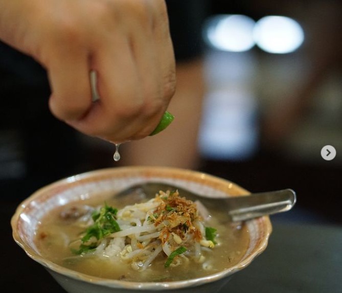 Soto Sedap Boyolali via Instagram.com @ruthwijaya, 1. Restoran Braga Permai, 2. Mie Rica Kejaksaan, 3. Soto Ahri Bandung, 4. Kue Balok Cihapit Mang Udju, 5. Warung Taru, 6. Nasi Kuning Sumur Bandung, 7. Warung Utem, 8. Sate Jando, 9. Bubur Ayam Mang H. Oyo, 10. Lontong Sayur Padang Dipatiukur, 11. Kupat Tahu Lontong Kari Cicendo, 12. Bubur Ayam Jalaprang, 13. Sate Hadori, 14. Soto Ojolali, 15. Bubur Ayam Gibbas, 16. Kue Ape Family, 17. Kolak Campur Ibu Sari, 18. Kembang Tahu Alkateri, 19. Bubur Ayam Kang Dedi, 20. Bubur Ayam H Amid, 21. Restoran Kehidupan Tidak Pernah Berakhir, 22. Batagor Haji Yunus, 23. Sari Sari – Aneka Kue Jajan Pasar, 24. Soto Sedap Boyolali, 25. Lontong Kari Ayam Bu Sri, 26. Lotek Kalipah Apo 42, 27. Nasi Goreng Aep’s, 28. Bubur Ayam Serburame, 29. Gudeg Jogja, 30. Toko Roti & Kuweh Sidodadi (Toko Sidodadi Roti & Kue), 31. Bubur Ayam Bejo, 32. Gado-Gado Teuku Angkasa / Gado-Gado Tengku Angkasa, 33. Warung Nasi SPG, 34. Warung Nasi Ibu Imas, 35. Roti Gempol, 36. Lotek Mahmud, 37. Cafe Madtari, 38. Warung Kopi Purnama, 39. Kupat Tahu Gempol, 40. Lontong Kari Kebon Karet, 41. Warung Bu Eha, 42. Surabi Cihapit