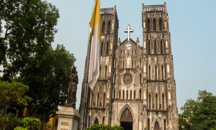 St Joseph Cathedral via Originvietnam, 1. Halong Bay, 2. Ho Tay Water Park, 3. St Joseph Cathedral, 4. Xeo Quyt Forest, 5. War Remnants Museum, 6. Municipal Beach, 7. Hoa Lo Prison Museum, 8. Hanoi Old Citadel, 9. Hang Bac Temple, 10. Hoan Kiem Lake, 11. Nha Trang, 12. Vietnam Military History Museum, 13. Turtle Tower, 14. Hoi An, 15. Kota Ho Chi Minh, 16. Ba Na Hills, 17. Sa Pa Terraces, 18. Kota Hue, 19. Marble Mountains, 20. Con Dao Beach, 21. Hoi An, 22. Ba Be Lake, 23. Saigon Zoo, 24. Cat Ba, 25. Vinpearl Land, 26. Sapa, 27. Can Tho, 28. Pham Ngu Lao Street, 29. Pulau Phu Quoc, 30. Ban Gioc Detian, 31. The Sand Dunes, 32. Monument Hue, 33. Pagoda Jade Emperor, 34. Thien Mu Pagoda, 35. Taman Nasional Phong Nha-Ke Bang