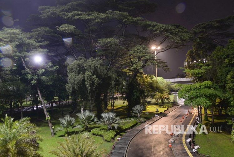 Taman Kota via Republika, 1. Main ke Kota Tua Jakarta Pada Malam Hari, 2. Jimbaran Ancol, 3. Pantai Karnaval Ancol, 4. Monumen Nasional, 5. Taman Ismail Marzuki, 6. Taman Ayodya, 7. Wisata malam Jakarta kulineran lagi ke Pasar Santa, 8. Main ke Setu Babakan, 9. Taman Mini Indonesia Indah (TMII), 10. Pantai Lagoon Ancol, 11. Ancol Beach City, 12. Dufan Night Ancol, 13. Skywalk Senayan Park, 14. Taman Kota, 15. SKYE Bar, 16. Segarra Ancol, 17. Pantai Indah Kapuk, 18. JPO Gelora Bung Karno, 19. JPO Pinisi (Karet Sudirman), 20. Old Shanghai, 21. Le Bridge, 22. Dancing Fountain Symphony Of The Sea, 23. Air Mancur menari di Lapangan Banteng, 24. Pasar Baru