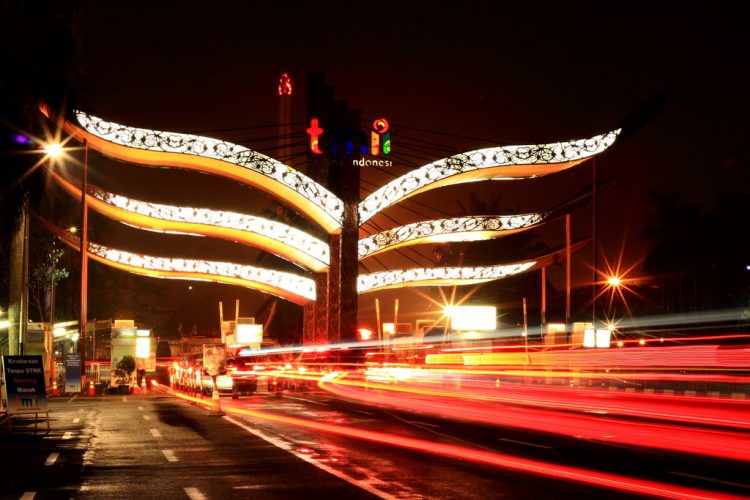 Taman Mini Indonesia Indah (TMII) via Kompasiana, 1. Main ke Kota Tua Jakarta Pada Malam Hari, 2. Jimbaran Ancol, 3. Pantai Karnaval Ancol, 4. Monumen Nasional, 5. Taman Ismail Marzuki, 6. Taman Ayodya, 7. Wisata malam Jakarta kulineran lagi ke Pasar Santa, 8. Main ke Setu Babakan, 9. Taman Mini Indonesia Indah (TMII), 10. Pantai Lagoon Ancol, 11. Ancol Beach City, 12. Dufan Night Ancol, 13. Skywalk Senayan Park, 14. Taman Kota, 15. SKYE Bar, 16. Segarra Ancol, 17. Pantai Indah Kapuk, 18. JPO Gelora Bung Karno, 19. JPO Pinisi (Karet Sudirman), 20. Old Shanghai, 21. Le Bridge, 22. Dancing Fountain Symphony Of The Sea, 23. Air Mancur menari di Lapangan Banteng, 24. Pasar Baru