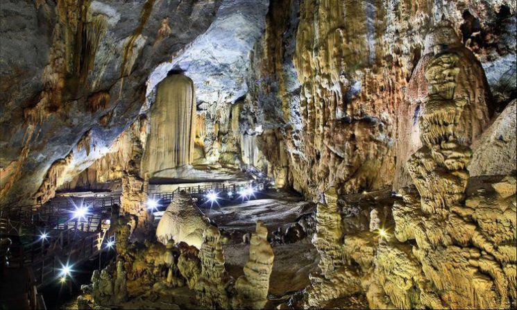 Taman Nasional Phong Nha-Ke Bang via Versesofuniverse.blogspotcom, 1. Halong Bay, 2. Ho Tay Water Park, 3. St Joseph Cathedral, 4. Xeo Quyt Forest, 5. War Remnants Museum, 6. Municipal Beach, 7. Hoa Lo Prison Museum, 8. Hanoi Old Citadel, 9. Hang Bac Temple, 10. Hoan Kiem Lake, 11. Nha Trang, 12. Vietnam Military History Museum, 13. Turtle Tower, 14. Hoi An, 15. Kota Ho Chi Minh, 16. Ba Na Hills, 17. Sa Pa Terraces, 18. Kota Hue, 19. Marble Mountains, 20. Con Dao Beach, 21. Hoi An, 22. Ba Be Lake, 23. Saigon Zoo, 24. Cat Ba, 25. Vinpearl Land, 26. Sapa, 27. Can Tho, 28. Pham Ngu Lao Street, 29. Pulau Phu Quoc, 30. Ban Gioc Detian, 31. The Sand Dunes, 32. Monument Hue, 33. Pagoda Jade Emperor, 34. Thien Mu Pagoda, 35. Taman Nasional Phong Nha-Ke Bang