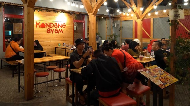 Tempat tinggal Makan Kandang Ayam via Kumparan, 1. Marugame Udon, 2. Warung Upnormal, 3. Warung Tutug, 4. Tempat tinggal Makan Kandang Ayam, 5. Cabe Rawit (Cawit), 6. Kopi Endeus, 7. District 29, 8. Bakso Rusuk Samanhudi, 9. Iga Bakar Si Jangkung, 10. Bakso Ceker Braga, 11. Food Street di Sepanjang Jalan CIbadak, 12. Roti Bakar 234 Gang Kote, 13. Sate dan Gule Kambing H.M Harris, 14. Sambal Bakar Mang Ujang, 15. Warung Steak Si Mantan, 16. Kangen Grill, 17. DU Dimsum Bandung, 18. Perkedel Bondon, 19. AA Bistik, 20. Nasi Kalong, 21. Ronde Alkateri, 22. Zona Merah Sukajadi, 23. Bubur Ayam Pa’ Otong, 24. McDurens, 26. Nasi Kuning Pungkur, 27. Sate Bu Ngantuk, 28. Sate Maulana Yusuf, 29. Bubur Bejo, 30. Nasi Goreng Aep’s, 31. Sudirman Street Day and Night Market, 32. RM Megawati, 33. Sate Dj, 34. Warung Jagung Bakar Doel, 35. Warung Nasi Ibu Imas, 36. Bober Café, 27. Surabi Rock Jadul