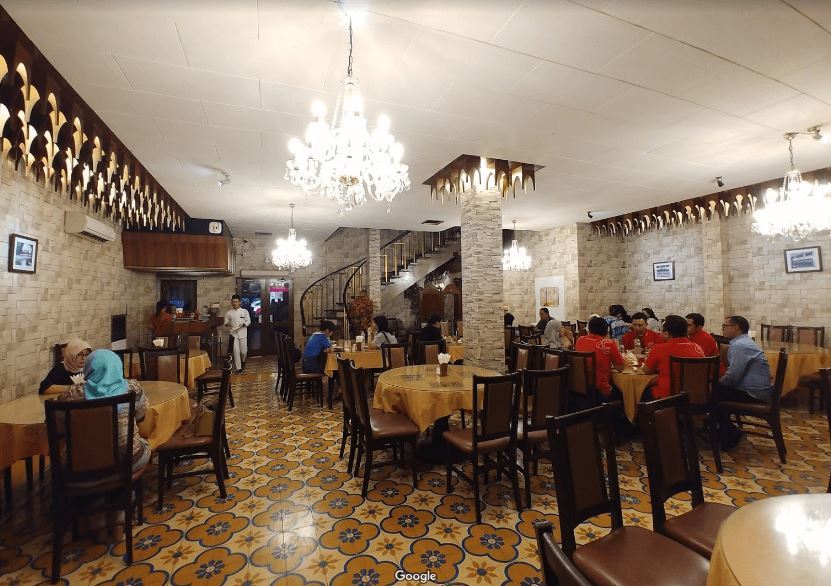 Tip Top Restoran, 1. Soto Kesawan Enak Tenan, 2. Mie Ayam Jamur Kumango, 3. Warkop Elisabeth (Tutup), 4. Lontong Kak Lin, 5. Mie Balap Wahidin, 6. Restoran Tabona, 7. Tip Top Restoran, 8. Sop Sumsum Langsa, 9. Seafood jalan Wajir, 10. Mie Aceh Titi Bobrok, 11. Ayam Pepes Medan, 12. Rumah Makan Pohon Pisang, 13. Mie Ayam Jamur Amigos, 14. Jambul Seafood, 15. Nasi Ayam Mama Koki, 16. Cha Sio Afoek 88, 17. Fuk Yen Cheong Fun, 18. Rumah Makan Sipirok, 19. OnDo Grill Batak, 20. Bihun Bebek Kumango, 21. Sate Memeng, 22. Restoran Nelayan, 23. Medan Walk, 24. RM. Sinar Pagi, 25. Socrates Vegan, 26. Dim Sum Ayong, 27. Tongs Soy Milk & Beancurd, 28. Pondok Lesehan Keluarga Sedap Mantap, 29. Daebak Korean BBQ Restaurant, 30. Sushi Boat, 31. Es Cream Fountain Medan, 32. Martabak Yurich, 33. Kuliner di Jalan Ring Road, 34. City Ice Cream, 35. Kopi Ong