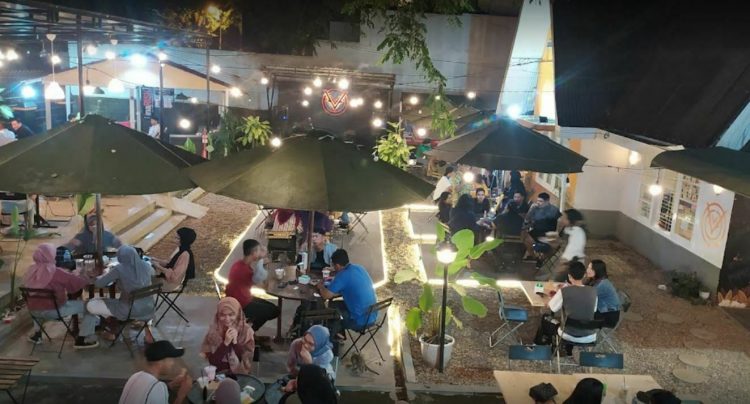 V Coffee - Tempat Nongkrong di Padang, 1. KIOSK MEAT & GRILL RESTAURANT, 2. Marawa Beach Club, 3. Rimbun Espresso & Brew Bar, 4. Kedai Cisangkuy GOR, 5. V Coffee, 6. Safari Garden Cafe & Restaurant, 7. Kedai Mie Ramen & Sushi, 8. Kubik Koffie, 9. Rumah Sukokopi, 10. Mandy’s Ice cream & Cafe, 11. Padang Old Town Resto Gallery, 12. Bacarito Kopi, 13. Cafe Merjer, 14. Yangi Beach Café, 15. Mama Okky Coffee dan Resto, 16. Menyala Coffee & Roastery, 17. The Rang Awak, 18. Pavilon Coffee, 19. Ateh Pagu Cafe & Resto, 20. Level 8 Cafe & Lounge, 21. Alter Cafe and Studio, 22. Mie Ramen Bandung Café, 23. Chocolate Changer UPI