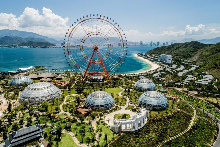 Vinpearl Land, 1. Halong Bay, 2. Ho Tay Water Park, 3. St Joseph Cathedral, 4. Xeo Quyt Forest, 5. War Remnants Museum, 6. Municipal Beach, 7. Hoa Lo Prison Museum, 8. Hanoi Old Citadel, 9. Hang Bac Temple, 10. Hoan Kiem Lake, 11. Nha Trang, 12. Vietnam Military History Museum, 13. Turtle Tower, 14. Hoi An, 15. Kota Ho Chi Minh, 16. Ba Na Hills, 17. Sa Pa Terraces, 18. Kota Hue, 19. Marble Mountains, 20. Con Dao Beach, 21. Hoi An, 22. Ba Be Lake, 23. Saigon Zoo, 24. Cat Ba, 25. Vinpearl Land, 26. Sapa, 27. Can Tho, 28. Pham Ngu Lao Street, 29. Pulau Phu Quoc, 30. Ban Gioc Detian, 31. The Sand Dunes, 32. Monument Hue, 33. Pagoda Jade Emperor, 34. Thien Mu Pagoda, 35. Taman Nasional Phong Nha-Ke Bang