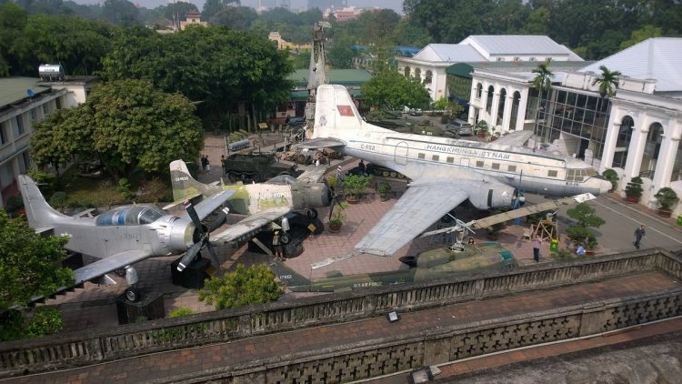 Vietnam Military History Museum via Tripadvisor, 1. Halong Bay, 2. Ho Tay Water Park, 3. St Joseph Cathedral, 4. Xeo Quyt Forest, 5. War Remnants Museum, 6. Municipal Beach, 7. Hoa Lo Prison Museum, 8. Hanoi Old Citadel, 9. Hang Bac Temple, 10. Hoan Kiem Lake, 11. Nha Trang, 12. Vietnam Military History Museum, 13. Turtle Tower, 14. Hoi An, 15. Kota Ho Chi Minh, 16. Ba Na Hills, 17. Sa Pa Terraces, 18. Kota Hue, 19. Marble Mountains, 20. Con Dao Beach, 21. Hoi An, 22. Ba Be Lake, 23. Saigon Zoo, 24. Cat Ba, 25. Vinpearl Land, 26. Sapa, 27. Can Tho, 28. Pham Ngu Lao Street, 29. Pulau Phu Quoc, 30. Ban Gioc Detian, 31. The Sand Dunes, 32. Monument Hue, 33. Pagoda Jade Emperor, 34. Thien Mu Pagoda, 35. Taman Nasional Phong Nha-Ke Bang