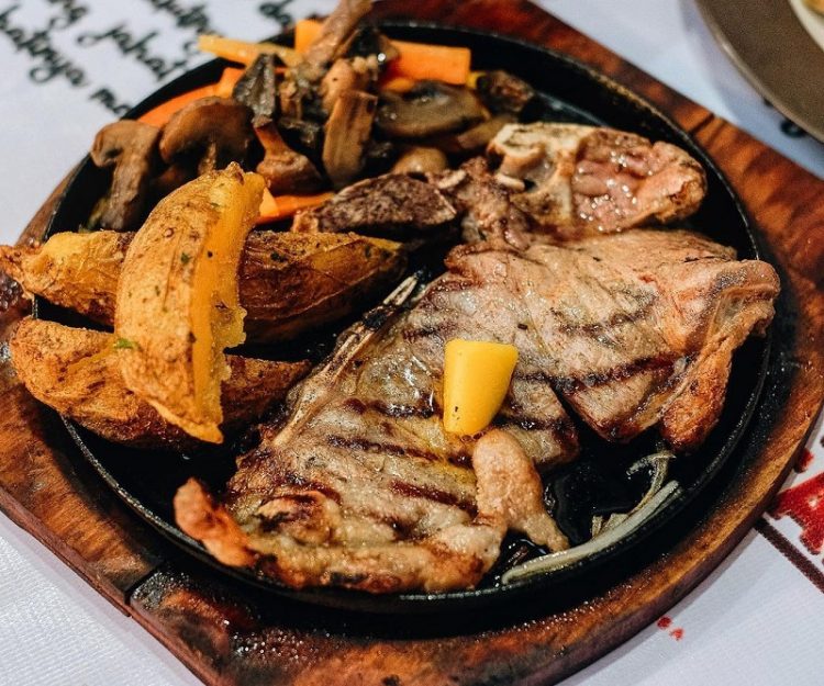 Warung Steak Si Mantan, 1. Marugame Udon, 2. Warung Upnormal, 3. Warung Tutug, 4. Tempat tinggal Makan Kandang Ayam, 5. Cabe Rawit (Cawit), 6. Kopi Endeus, 7. District 29, 8. Bakso Rusuk Samanhudi, 9. Iga Bakar Si Jangkung, 10. Bakso Ceker Braga, 11. Food Street di Sepanjang Jalan CIbadak, 12. Roti Bakar 234 Gang Kote, 13. Sate dan Gule Kambing H.M Harris, 14. Sambal Bakar Mang Ujang, 15. Warung Steak Si Mantan, 16. Kangen Grill, 17. DU Dimsum Bandung, 18. Perkedel Bondon, 19. AA Bistik, 20. Nasi Kalong, 21. Ronde Alkateri, 22. Zona Merah Sukajadi, 23. Bubur Ayam Pa’ Otong, 24. McDurens, 26. Nasi Kuning Pungkur, 27. Sate Bu Ngantuk, 28. Sate Maulana Yusuf, 29. Bubur Bejo, 30. Nasi Goreng Aep’s, 31. Sudirman Street Day and Night Market, 32. RM Megawati, 33. Sate Dj, 34. Warung Jagung Bakar Doel, 35. Warung Nasi Ibu Imas, 36. Bober Café, 27. Surabi Rock Jadul