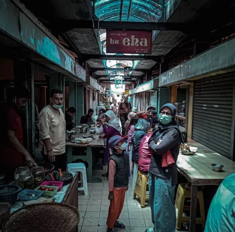 Warung Bu Eha, 1. Restoran Braga Permai, 2. Mie Rica Kejaksaan, 3. Soto Ahri Bandung, 4. Kue Balok Cihapit Mang Udju, 5. Warung Taru, 6. Nasi Kuning Sumur Bandung, 7. Warung Utem, 8. Sate Jando, 9. Bubur Ayam Mang H. Oyo, 10. Lontong Sayur Padang Dipatiukur, 11. Kupat Tahu Lontong Kari Cicendo, 12. Bubur Ayam Jalaprang, 13. Sate Hadori, 14. Soto Ojolali, 15. Bubur Ayam Gibbas, 16. Kue Ape Family, 17. Kolak Campur Ibu Sari, 18. Kembang Tahu Alkateri, 19. Bubur Ayam Kang Dedi, 20. Bubur Ayam H Amid, 21. Restoran Kehidupan Tidak Pernah Berakhir, 22. Batagor Haji Yunus, 23. Sari Sari – Aneka Kue Jajan Pasar, 24. Soto Sedap Boyolali, 25. Lontong Kari Ayam Bu Sri, 26. Lotek Kalipah Apo 42, 27. Nasi Goreng Aep’s, 28. Bubur Ayam Serburame, 29. Gudeg Jogja, 30. Toko Roti & Kuweh Sidodadi (Toko Sidodadi Roti & Kue), 31. Bubur Ayam Bejo, 32. Gado-Gado Teuku Angkasa / Gado-Gado Tengku Angkasa, 33. Warung Nasi SPG, 34. Warung Nasi Ibu Imas, 35. Roti Gempol, 36. Lotek Mahmud, 37. Cafe Madtari, 38. Warung Kopi Purnama, 39. Kupat Tahu Gempol, 40. Lontong Kari Kebon Karet, 41. Warung Bu Eha, 42. Surabi Cihapit