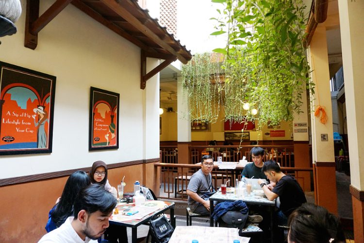 Warung Kopi Purnama via Otten Coffee, 1. Restoran Braga Permai, 2. Mie Rica Kejaksaan, 3. Soto Ahri Bandung, 4. Kue Balok Cihapit Mang Udju, 5. Warung Taru, 6. Nasi Kuning Sumur Bandung, 7. Warung Utem, 8. Sate Jando, 9. Bubur Ayam Mang H. Oyo, 10. Lontong Sayur Padang Dipatiukur, 11. Kupat Tahu Lontong Kari Cicendo, 12. Bubur Ayam Jalaprang, 13. Sate Hadori, 14. Soto Ojolali, 15. Bubur Ayam Gibbas, 16. Kue Ape Family, 17. Kolak Campur Ibu Sari, 18. Kembang Tahu Alkateri, 19. Bubur Ayam Kang Dedi, 20. Bubur Ayam H Amid, 21. Restoran Kehidupan Tidak Pernah Berakhir, 22. Batagor Haji Yunus, 23. Sari Sari – Aneka Kue Jajan Pasar, 24. Soto Sedap Boyolali, 25. Lontong Kari Ayam Bu Sri, 26. Lotek Kalipah Apo 42, 27. Nasi Goreng Aep’s, 28. Bubur Ayam Serburame, 29. Gudeg Jogja, 30. Toko Roti & Kuweh Sidodadi (Toko Sidodadi Roti & Kue), 31. Bubur Ayam Bejo, 32. Gado-Gado Teuku Angkasa / Gado-Gado Tengku Angkasa, 33. Warung Nasi SPG, 34. Warung Nasi Ibu Imas, 35. Roti Gempol, 36. Lotek Mahmud, 37. Cafe Madtari, 38. Warung Kopi Purnama, 39. Kupat Tahu Gempol, 40. Lontong Kari Kebon Karet, 41. Warung Bu Eha, 42. Surabi Cihapit