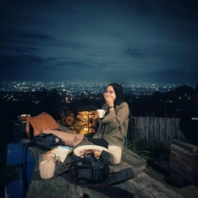 Warung Langit via @jeniijejee, 1. Warung Langit, 2. Mercusuar Cafe and Resto, 3. Hutan Menyala Djuanda Bandung, 4. Caringin Tilu ( Cartil ), 5. Puncak Ciumbuleuit ( Punclut Bandung ), 6. Dago Tea House, 7. Geger Bintang Matahari Gunung Putri, 9. Gedung Sate, 10. Jalan Braga, 11. Alun – Alun Kota Bandung, 12. Kampung Daun, 13. Lampion Park, 14. Cikapundung River Spot, 15. Lembang Wonderland, 16. Lereng Anteng Panoramic, 17. D’Dieuland, 18. Mountain Breeze, 19. Taman Vanda, 20. Dago Bakery, 21. Kiara Artha Park, 22. Wisata Puncak Bintang