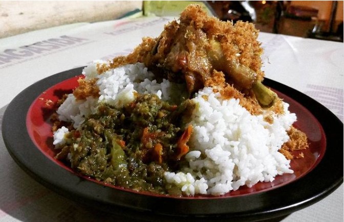 Warung Nasi SPG via Instagram.com @jalanjajan_minho, 1. Restoran Braga Permai, 2. Mie Rica Kejaksaan, 3. Soto Ahri Bandung, 4. Kue Balok Cihapit Mang Udju, 5. Warung Taru, 6. Nasi Kuning Sumur Bandung, 7. Warung Utem, 8. Sate Jando, 9. Bubur Ayam Mang H. Oyo, 10. Lontong Sayur Padang Dipatiukur, 11. Kupat Tahu Lontong Kari Cicendo, 12. Bubur Ayam Jalaprang, 13. Sate Hadori, 14. Soto Ojolali, 15. Bubur Ayam Gibbas, 16. Kue Ape Family, 17. Kolak Campur Ibu Sari, 18. Kembang Tahu Alkateri, 19. Bubur Ayam Kang Dedi, 20. Bubur Ayam H Amid, 21. Restoran Kehidupan Tidak Pernah Berakhir, 22. Batagor Haji Yunus, 23. Sari Sari – Aneka Kue Jajan Pasar, 24. Soto Sedap Boyolali, 25. Lontong Kari Ayam Bu Sri, 26. Lotek Kalipah Apo 42, 27. Nasi Goreng Aep’s, 28. Bubur Ayam Serburame, 29. Gudeg Jogja, 30. Toko Roti & Kuweh Sidodadi (Toko Sidodadi Roti & Kue), 31. Bubur Ayam Bejo, 32. Gado-Gado Teuku Angkasa / Gado-Gado Tengku Angkasa, 33. Warung Nasi SPG, 34. Warung Nasi Ibu Imas, 35. Roti Gempol, 36. Lotek Mahmud, 37. Cafe Madtari, 38. Warung Kopi Purnama, 39. Kupat Tahu Gempol, 40. Lontong Kari Kebon Karet, 41. Warung Bu Eha, 42. Surabi Cihapit
