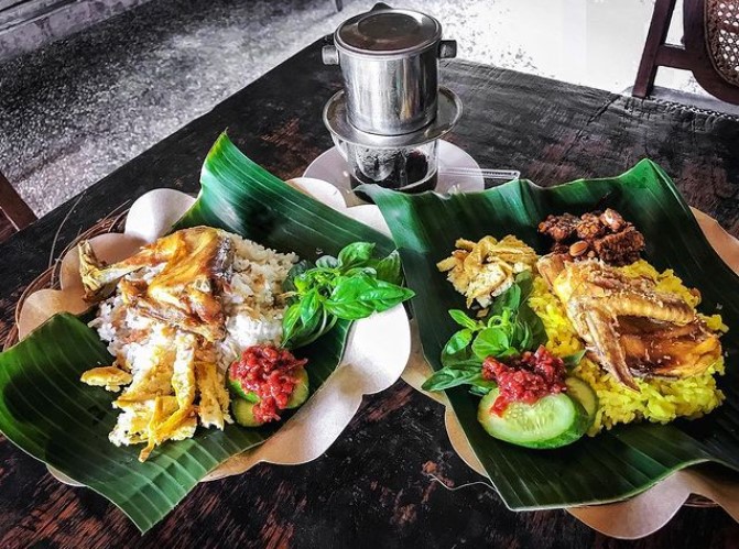 Warung Taru via Instagram.com @yanuarhadi, 1. Restoran Braga Permai, 2. Mie Rica Kejaksaan, 3. Soto Ahri Bandung, 4. Kue Balok Cihapit Mang Udju, 5. Warung Taru, 6. Nasi Kuning Sumur Bandung, 7. Warung Utem, 8. Sate Jando, 9. Bubur Ayam Mang H. Oyo, 10. Lontong Sayur Padang Dipatiukur, 11. Kupat Tahu Lontong Kari Cicendo, 12. Bubur Ayam Jalaprang, 13. Sate Hadori, 14. Soto Ojolali, 15. Bubur Ayam Gibbas, 16. Kue Ape Family, 17. Kolak Campur Ibu Sari, 18. Kembang Tahu Alkateri, 19. Bubur Ayam Kang Dedi, 20. Bubur Ayam H Amid, 21. Restoran Kehidupan Tidak Pernah Berakhir, 22. Batagor Haji Yunus, 23. Sari Sari – Aneka Kue Jajan Pasar, 24. Soto Sedap Boyolali, 25. Lontong Kari Ayam Bu Sri, 26. Lotek Kalipah Apo 42, 27. Nasi Goreng Aep’s, 28. Bubur Ayam Serburame, 29. Gudeg Jogja, 30. Toko Roti & Kuweh Sidodadi (Toko Sidodadi Roti & Kue), 31. Bubur Ayam Bejo, 32. Gado-Gado Teuku Angkasa / Gado-Gado Tengku Angkasa, 33. Warung Nasi SPG, 34. Warung Nasi Ibu Imas, 35. Roti Gempol, 36. Lotek Mahmud, 37. Cafe Madtari, 38. Warung Kopi Purnama, 39. Kupat Tahu Gempol, 40. Lontong Kari Kebon Karet, 41. Warung Bu Eha, 42. Surabi Cihapit