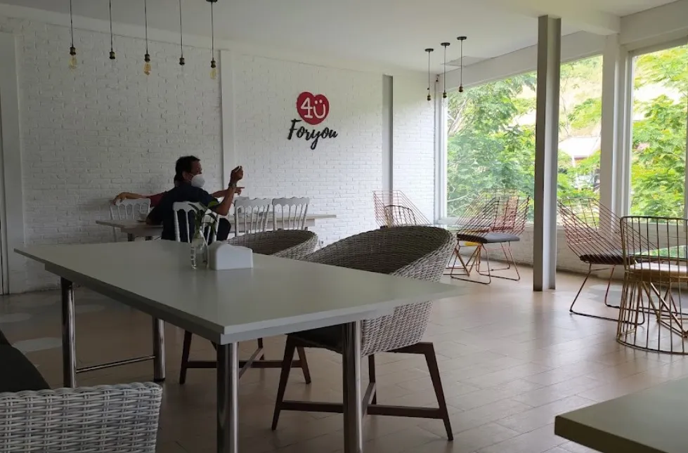 4U Resto n Cafe, 1. Jenderal Coffee &amp; Tea Ungaran, 2. Janendra Cafe &amp; Resto, 3. Cerita Kopi, 4. Dawa Cafe, 5. Humaira Resto &amp; Cafe, 6. Pawon Kebun, 7. Trick Espresso Room (Tutup), 8. Abivape Ungaran, 9. D’Bims Cafe, 10. Sikrikil Coffee, 11. Kedai Kopi Saroengan, 12. Sarang Nenen (Tutup), 13. INOS Coffee &amp; Kitchen, 14. KALA COFFEE, 15. De &amp; De Cafe, 16. Nissin Cafe &amp; Emporium, 17. Kopi Tarik Ungaran, 18. MY Coffee &amp; Garage, 19. Wepe Cafe, 20. Limasans Cafe, 21. Akar Langit, 22. Helio Angkringan, 23. Bloom Cafe, 24. Sari Cafe, 25. Angkringan Kembang Ungaran, 26. Sikrikil Coffee, 27. He’eh Coffee, 28. GC CoffeeShop, 29. Angkringan dan Cafe Joe, 30. MINAT KOPI, 31. Before Coffee, 32. Djawarakafe, 33. Jagongan Kopi Ungaran, 34. Cafe Pingli, 35. Burjo Level Up, 36. Adarma Coffee, 37. Kadji Ahmad Coffee House, 38. Naik Atas Cafe, 39. Angkringan Mang ETEK, 40. SUSUKU Cafe, 41. Foodpedia Ungaran, 42. Janji Jiwa Flamboyan Ungaran, 43. Sauh Kulo, 44. 4U Resto n Cafe, 45. Cafe Jowo Angkringan Berkah, 46. Kafka Coffee Ungaran